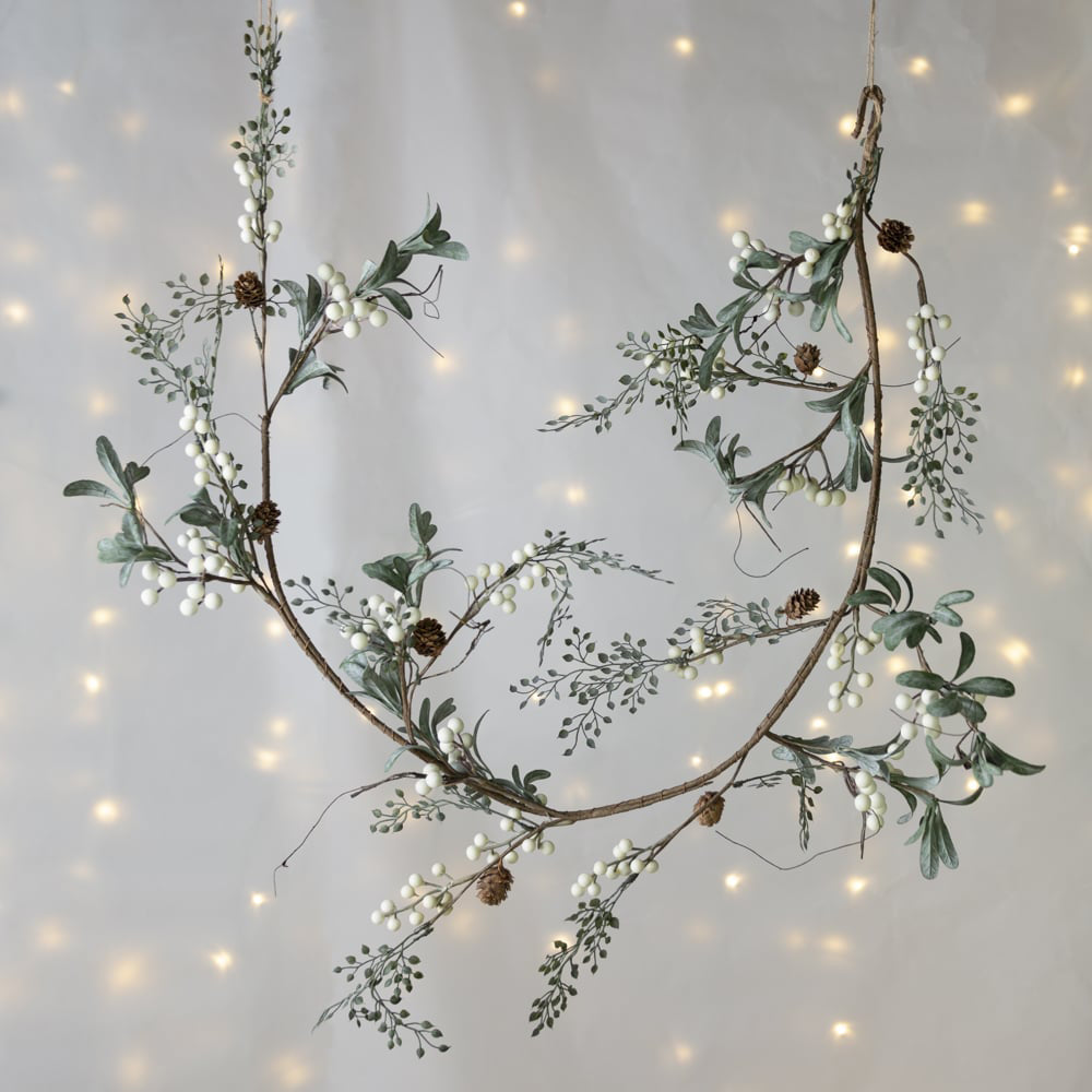 White Berry Garland with Frosted Leaves – 145cm