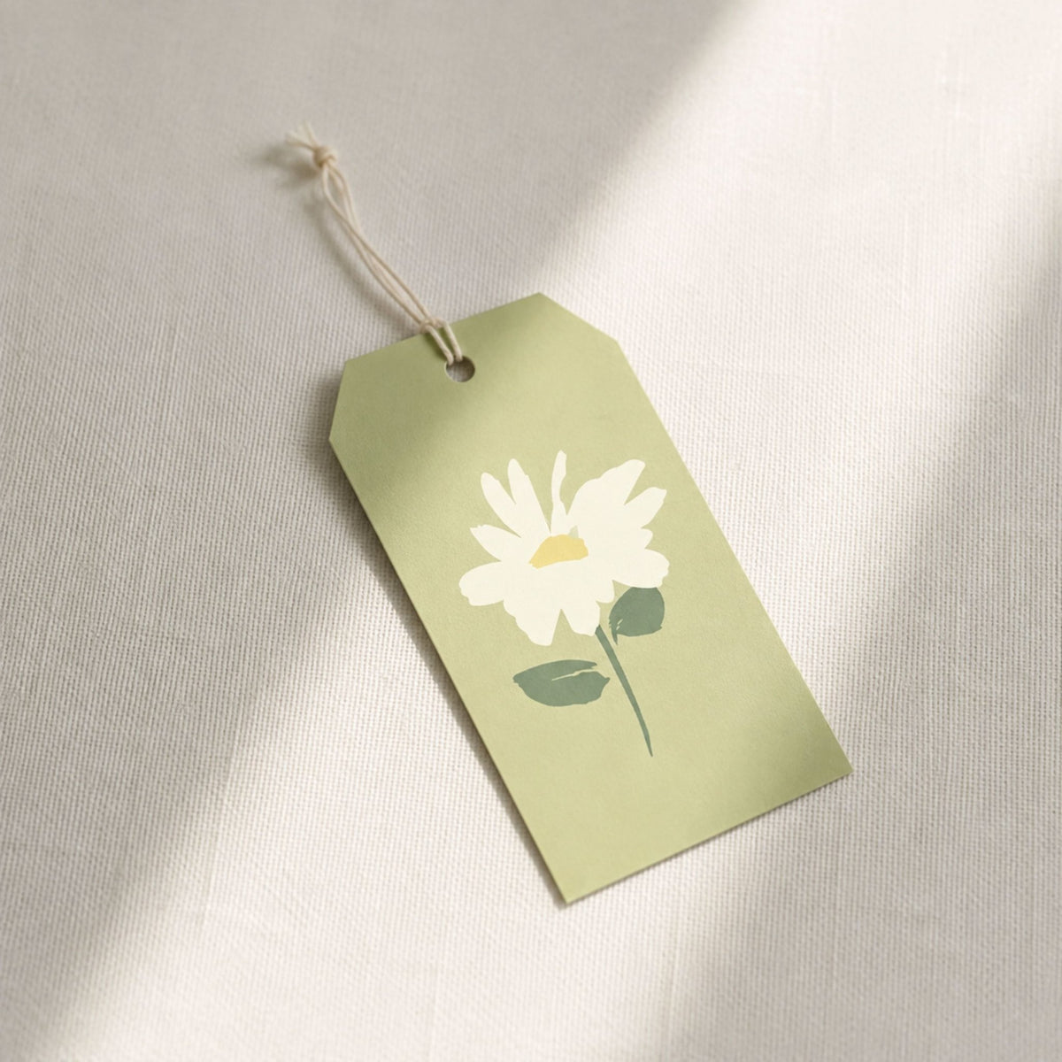 Daisy Meadow gift tag with white floral design