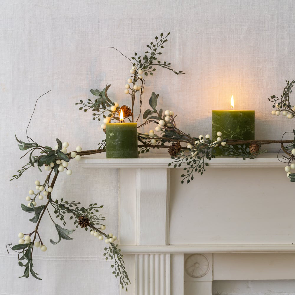 White Berry Garland with Frosted Leaves – 145cm